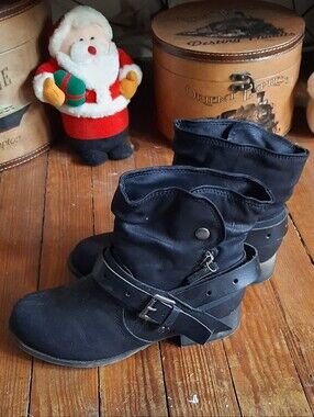Low Black Boots In Very Good Condition8